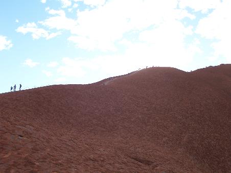Viele nahmen den steilen Aufstieg am Ayers Rock in Angriff...