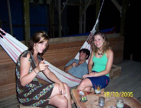 Bertina, Evan y Miriam in der Iguana Bar
