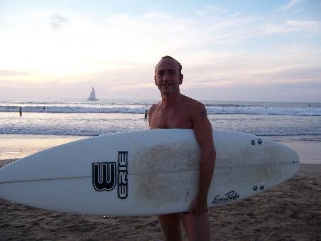 Alex mit einem geliehenen Surfboard