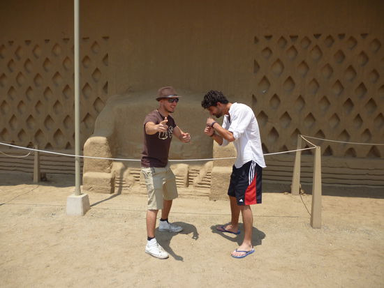 Ich und Tommy vor einem 1800 alten Tisch auf dem die Schamanen frueher die Drogen gemixt haben 