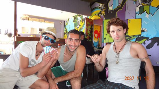 Me , Samer und Shaun at 2 pm ... und ich natuerlich am gewinnen  , wir deutschen koennen einfach nicht im Monopoly verlieren ..