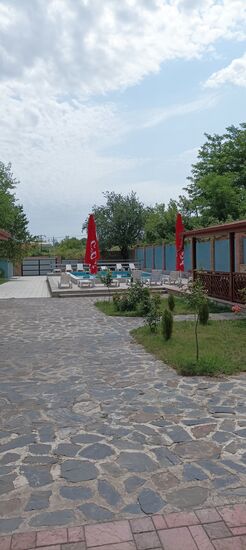 Der Garten mit Pool im "Chateau Oberi"