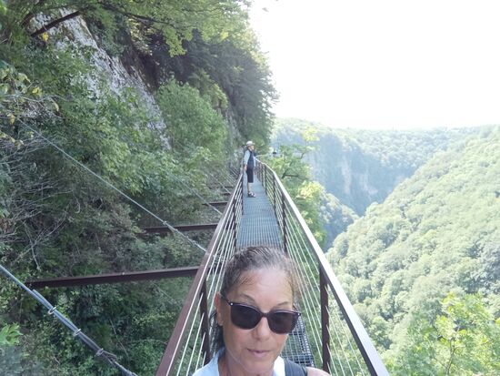 Auf dem Steg über dem Okanse Canyon