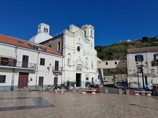 Santuario di San Francesco di Paola ( hinter dem Durchgang rechts ist der Parkplatz)