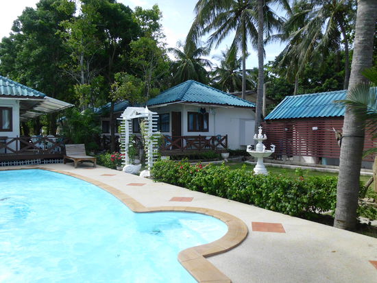 Bungalows und Pool im Tana Cabana