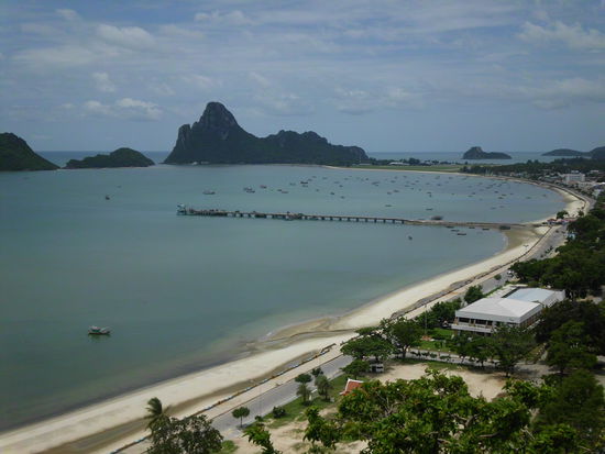 Blick auf die Uferpromenade von Prachuap Khiri Khan
