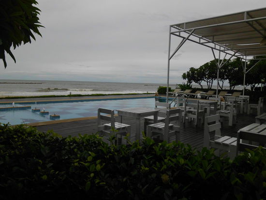 Pool direkt am Strand im Sea Sky Resort