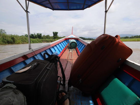 eine Bootsfahrt mit 2 Koffern