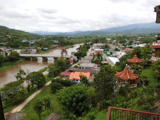 Blick vom Tempel auf den Kok-River und Thaton