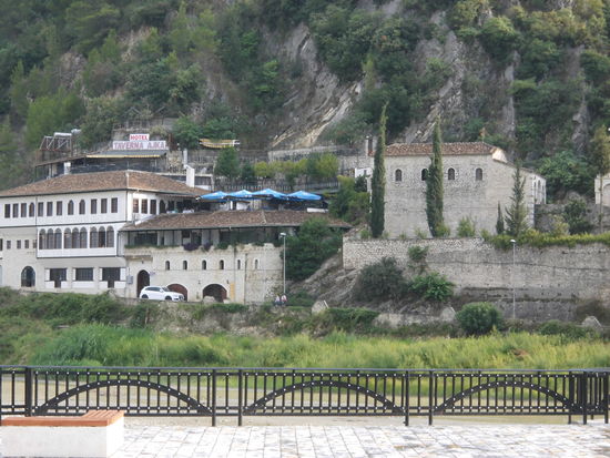 Hotel "Ajka", rechts daneben die Kirche