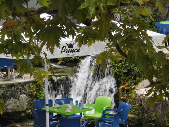 Ein Restaurant im Wasserfall