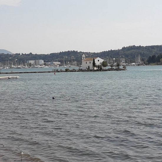 Die kleine Kirche in der Bucht von Kommeno