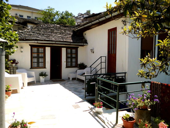 das ist der eine Teil der Terrasse mit dem Eingang zu unserem Zimmer