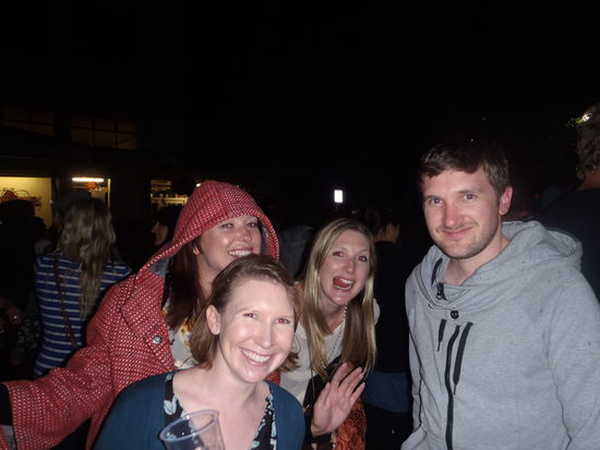 Um kurz vor 12 stiess Inga auf der Toilette auf Kim (2. von rechts) und so feierte man um 00.00 Uhr mit ihr und ihren Geschwistern