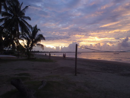 Der Sonnenuntergang auf der anderen Strandseite von unserem Hotel "Travellers Beach" aus
