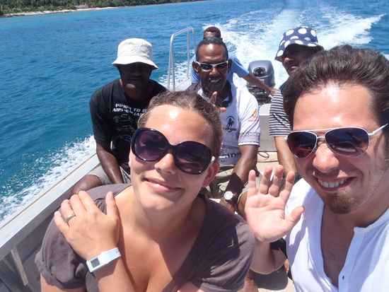 Mit dem kleinen Boot gings zurueck zum Grossen...