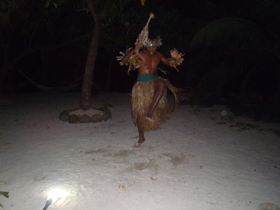 Traditional Fan Dance. Spaeter kam auch noch Feuer ins Spiel