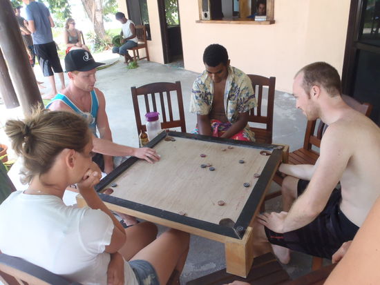 Flicky-Flicky. Die fijian Variante von Billiard. Sieht leicht aus, ist es aber nicht...