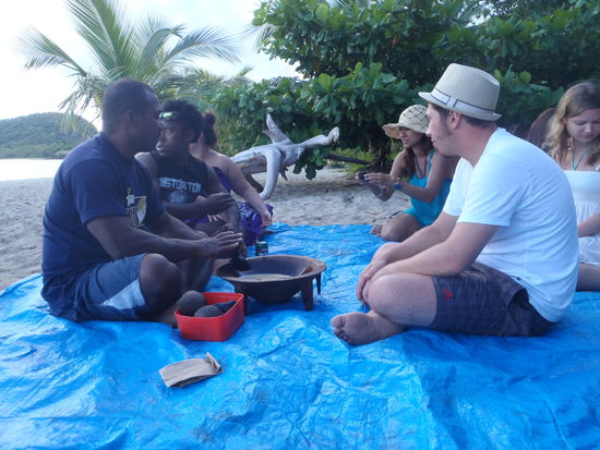 Unsere 1. Kava Zeremonie. Ein widerliches Gebräu aus einer Wurzel des Pfefferbaumes. Jan wurde gleich zum Chief auserkoren