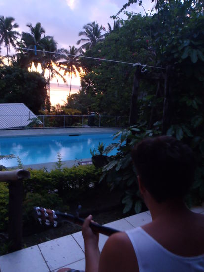 Unsere Unterkunft an der Coral Coast. Der Gitarrero gab sich einmal wieder die Ehre