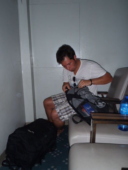 Unsere Sitzbänke auf der Fähre. Der Traveller spart und so haben wir nebeneinander die Nacht dort verbracht, wo nun der Bagpack liegt... Alles in allem eher unbequem und so haben wir uns für den Rückweg für einen Flug entschieden. Kostet zwar das 5-fache, aber wir habens ja 