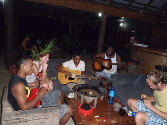 Typisch Fiji: Abends sitzen alle zusammen, trinken Kava (die braune Brühe in der Schale, die widerlich schmeckt und angeblich halluzigene Wirkung haben soll) und musizieren