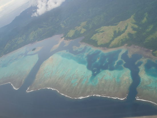 Unglaubliche Aussichten auf die Korallenriffe aus dem winzigen Flugzeug...wir haben am Anfang nicht daran geglaubt, aber...