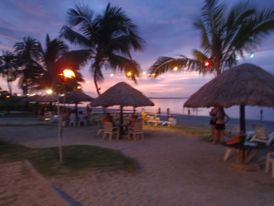 Am letzten Abend wurden wir noch einmal mit diesem schönen Sunset an der Nadi Bay belohnt