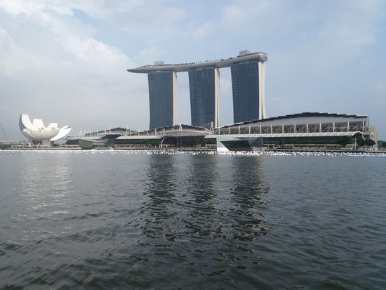 Marina-Bay-Building von unten