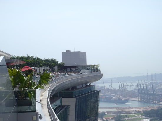 In der Mitte des Decks ist ein Pool...leider nur für die Hotelgäste nutzbar