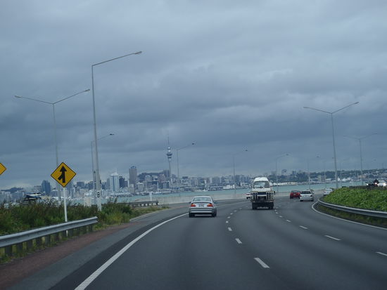 Skyline von Auckland bei schlechtem Wetter kurz vor der Harbourbridge