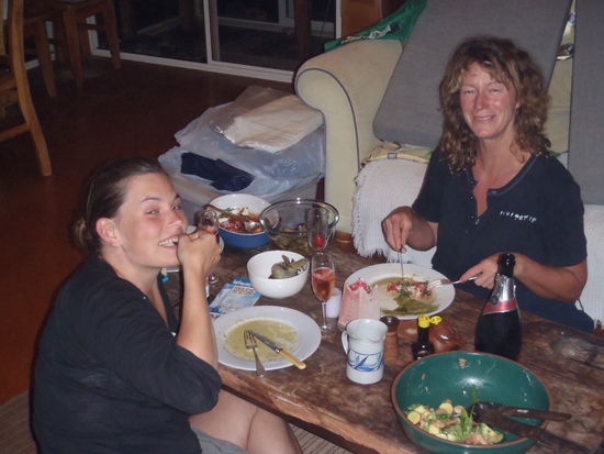 Mmmmhhh...LECKER!! Wie immer gibts köstliches Essen bei Auntie Poo. In Ermangelung des von uns abgeschliffenen Esstisches auf dem Boden 