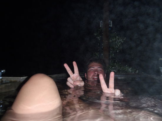 Ein heisses Aussenbad bei Gordon am Hot Water Beach bei Regen