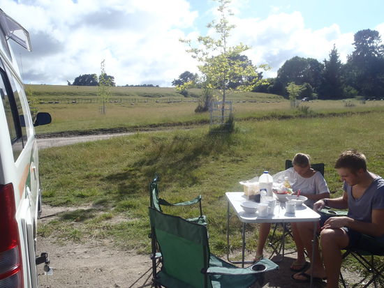 Frühstück am Lake Taupo. Um uns herum Schafe, hinter uns der See und alles einsam... HERRLICH! Und.... die Sonne scheint zum ersten Mal seit 1 Woche! YIPIIIE