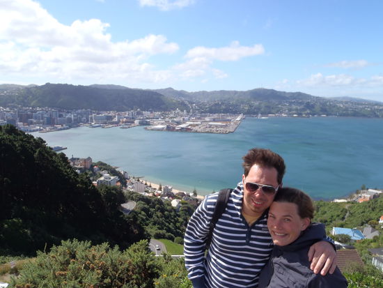 Ganz weit oben auf dem Mount Victoria mit Blick auf Wellingtons Skyline... Wieder mal eine Prüfung für Jans Höhenangst