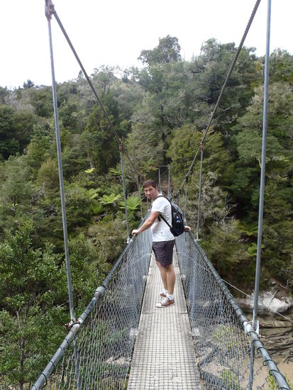So unterschiedlich kann man eine Swing-Bridge erleben: Hier Jan (nicht im Bild: Höhenangst)...
