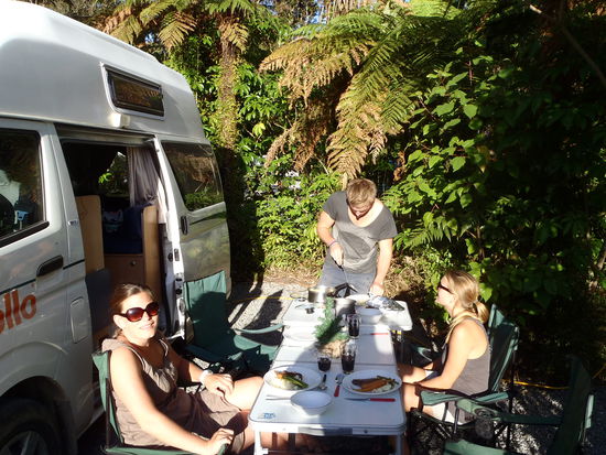 Letzte Vorbereitungen für das Festmahl an Heiligabend