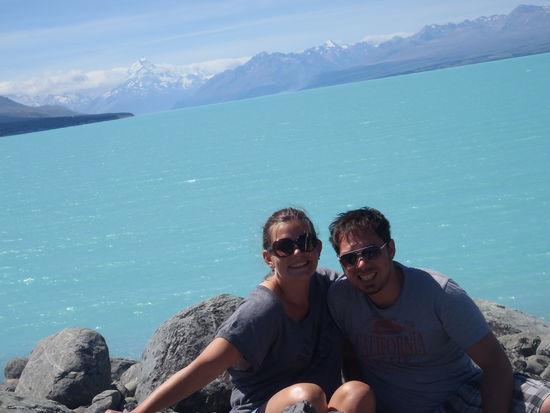 Gute Laune am Lake Pukaki (das blaue Wasser hat er von winzigen Partikelchen, die sich im Gesteinswasser absetzen)