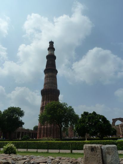 Qutb Minar: aufragender Siegesturm aus islamischer Herrschaft.