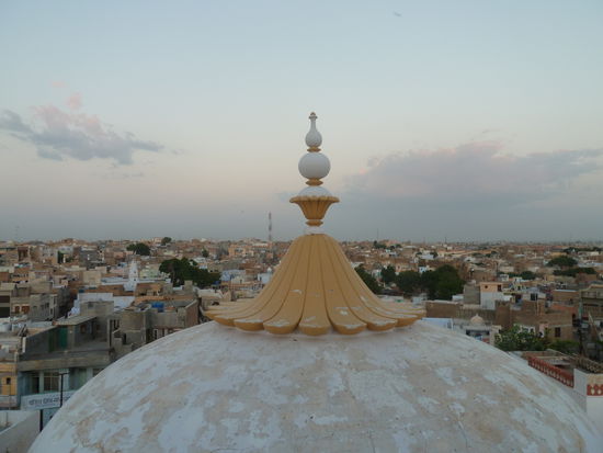 Auf dem Dach eines Sikh-Tempels in Bikaner. Der Geschichte nach wurden in dem Tempel 40000kg geklaerte Butter eingebaut. Wenn im Sommer die Temperaturen ueber 45 Grad steigen, wird der Boden noch immer fettig.