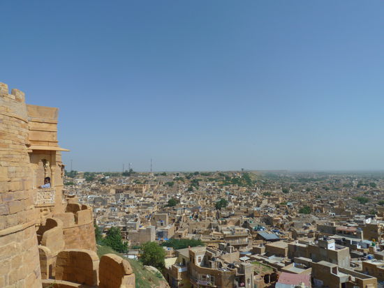 Bewohnte Festung in Jaisalmer mit Blick ueber die Stadt.
