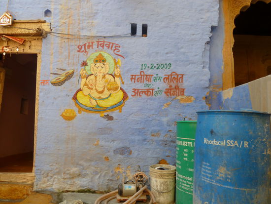 Ganesha ist der Elefantengott. Er ist der Gott des Gluecks und raeumt Hindernisse aus dem Weg.