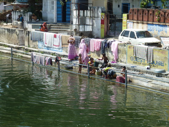 Bade-und Waschstelle in Udaipur.