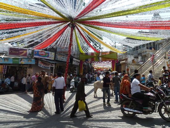 festlich geschmueckte Strassen.