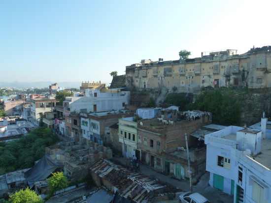 Ausblick vom Hotel mit Ziegen auf dem Dach