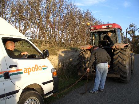 Beim ersten Versuch reisst das Seil, beim zweiten Versuch mit Eisenkette klappt alles.
