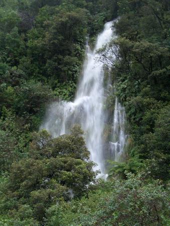 Das Wasser stuerzt ins Tal