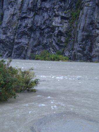 Eisbrocken im reissenden Fluss