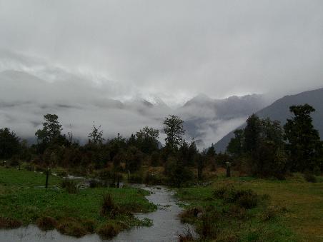 Blick auf die Berge vom Beginn des Wanderweges um den Lake Matheson