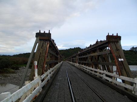 Einspurige Zug-Auto-Bruecke